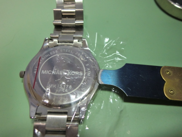 MICHAEL KORS（マイケル・コース）腕時計の電池交換を承りました 